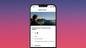 Pametni telefon z aplikacijo My Renault, ki prikazuje informacije o polnilni postaji in storitvah za Renault Scenic E-Tech electric.