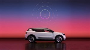 Renault Scenic E-Tech electric v beli barvi, pogled s strani, parkiran na odprti površini ob sončnem zahodu z grafičnim prikazom posodobitve nad vozilom.