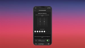 Pametni telefon z aplikacijo My Renault na zaslonu, ki prikazuje nastavitev načrtovanega polnjenja vozila Renault Scenic E-Tech electric.