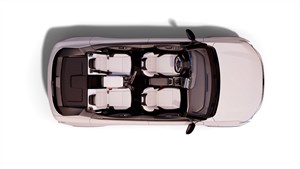 Renault Scenic E-Tech electric v svetli barvi, pogled od zgoraj, s prikazom razporeditve sedežev in prostorne notranjosti.