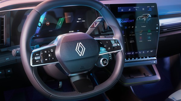 Volan vozila s tipkami za upravljanje in digitalni zaslon z informacijami o vožnji ter osrednji zaslon na dotik z izbranim voznim načinom Comfort.