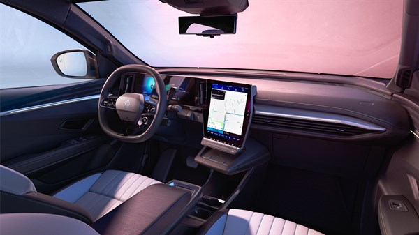 Notranjost Renault Scenic E-Tech z volanom, digitalnim zaslonom za voznika in velikim osrednjim zaslonom na dotik z navigacijo.