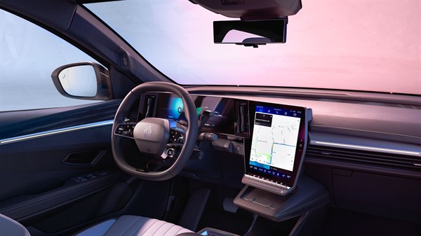 Notranjost Renault vozila, viden volan, armaturna plošča in pokončen zaslon na sredinski konzoli.