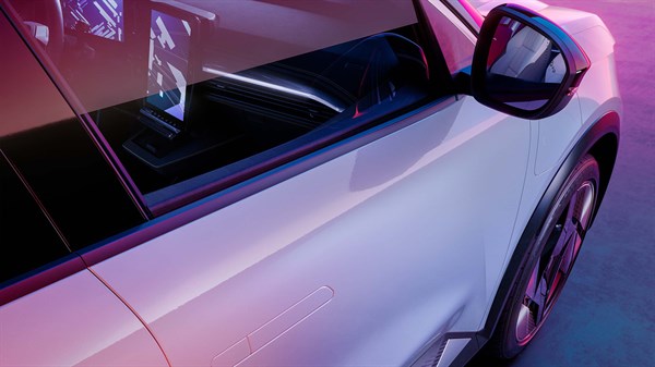 Zgornji pogled na desno stran vozila Renault Scenic E-Tech, s poudarkom na vratih, ogledalu in osrednjem zaslonu skozi steklo.