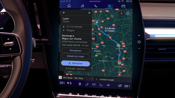 Zaslon na dotik z navigacijo in načrtovano potjo do mesta Lyon, vključno s postanki za polnjenje.