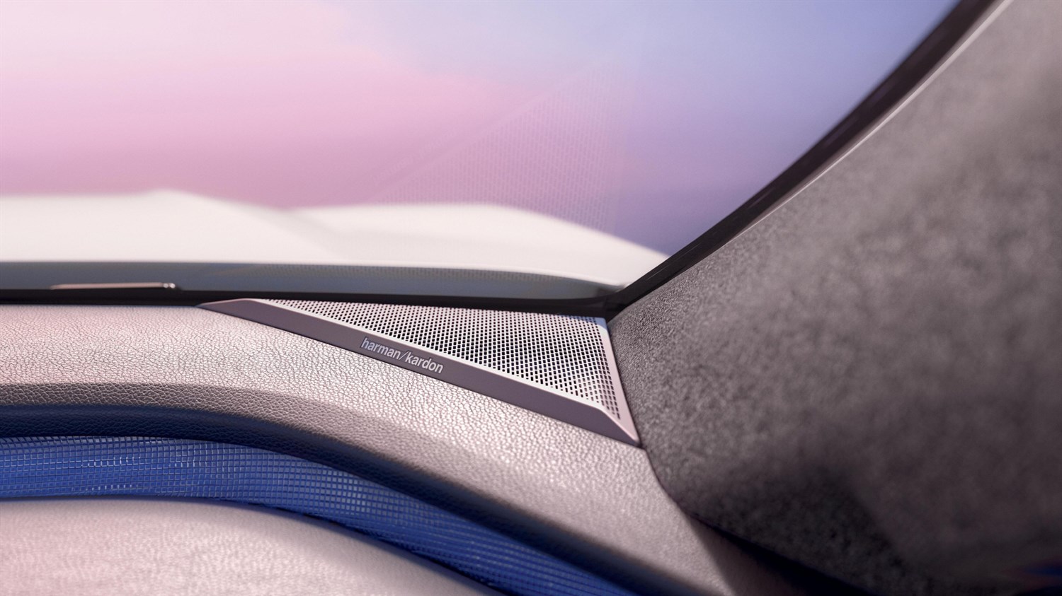 Zvočnik Harman kardon v armaturni plošči modela Renault Scenic E-Tech, ob vetrobranskem steklu.
