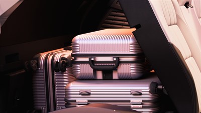 Prtljažnik modela Scenic E-Tech z aluminijastim kovčkom.