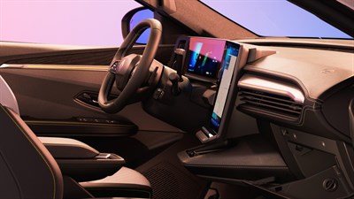 Notranjost vozila Scenic E-Tech s pogledom na volan, sprednja sedeža in velik pokončni zaslon na dotik.