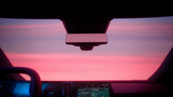 Pogled iz notranjosti na panoramsko stekleno streho solarbay vozila Renault Scenic E-Tech electric.