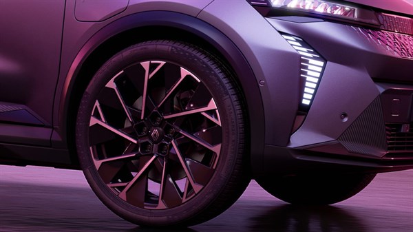 Sprednje desno kolo modela Renault Scenic E-Tech z velikim platiščem.