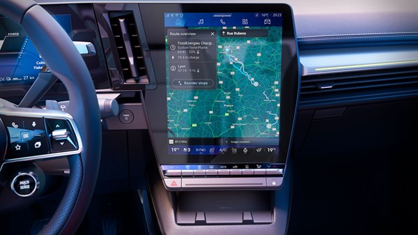 Osrednji zaslon openR link v Renault Scenic E-Tech electric s prikazom navigacije v realnem času in načrtovanjem električne poti.