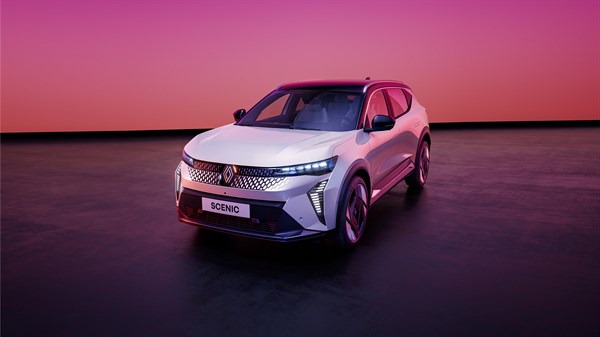 Renault Scenic E-Tech electric v srebrni barvi parkiran na odprti površini ob rožnatem sončnem zahodu.