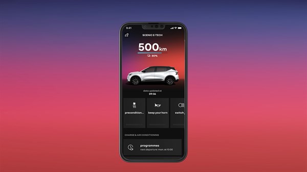 Pametni telefon z aplikacijo My Renault, ki prikazuje Renault Scenic E-Tech electric v beli barvi in doseg 500 km.