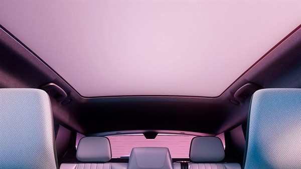 Panoramska steklena streha solarbay v popolnoma zatemnjenem stanju v vozilu Renault Scenic E-Tech electric.