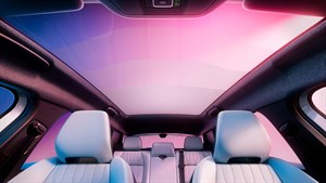 Notranjost Renault Scenic E-Tech electric z velikim panoramskim steklenim strešnim oknom in svetlo oblazinjenimi sedeži.