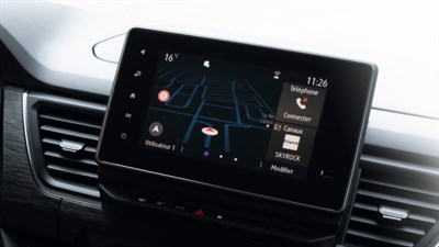 Bližnji posnetek 22 cm (9'') zaslona na dotik v vozilu Trafic Passenger, prikazuje navigacijo, temperaturo, uro in povezljive funkcije, vključno s telefonskim menijem in radijem.