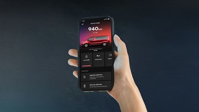 Roka drži pametni telefon z odprto aplikacijo My Renault, ki prikazuje informacije o vozilu Renault Trafic.
