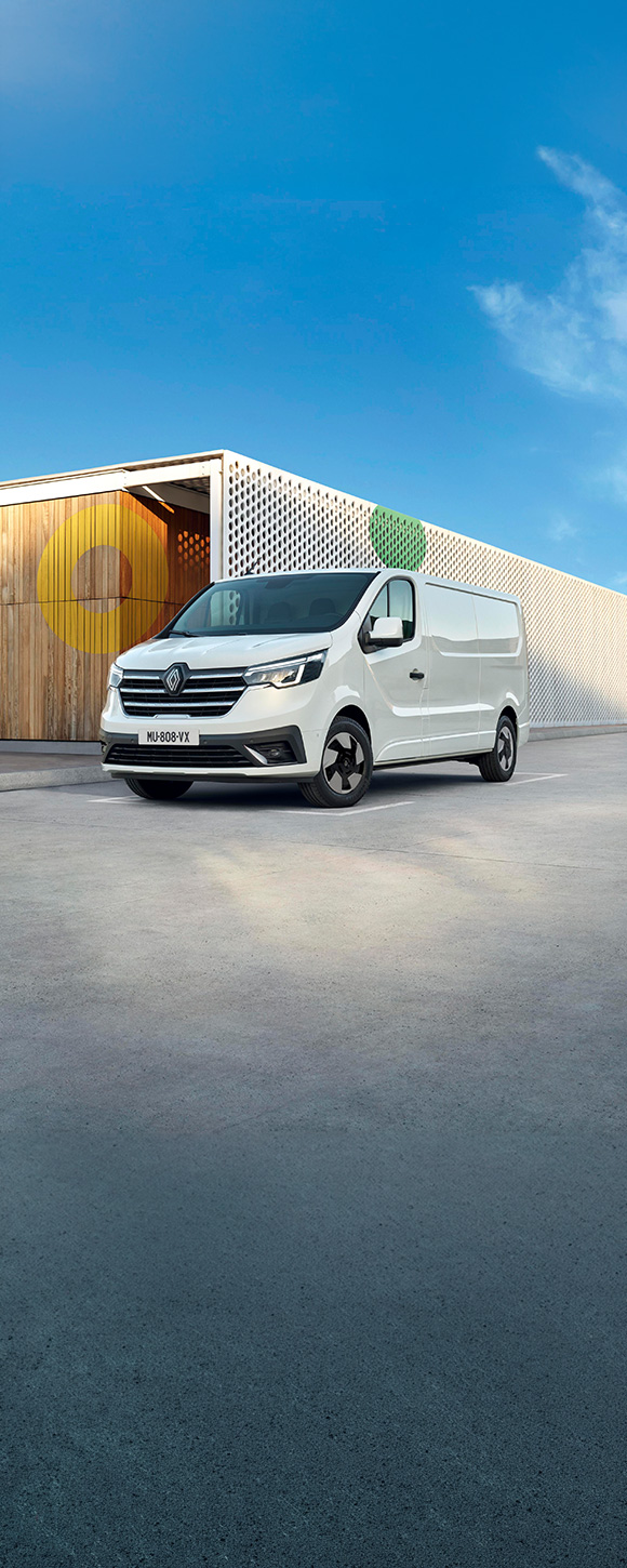 Bel Renault Trafic Van od spredaj, parkiran pred tovarno.