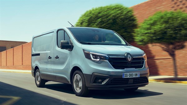 Modri Trafic Van, med vožnjo po mestni cesti.