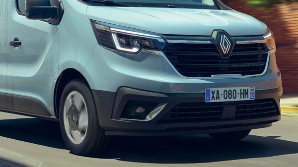 Model Renault Trafic, kjer je poudarek na sprednjih 100 % LED žarometih.