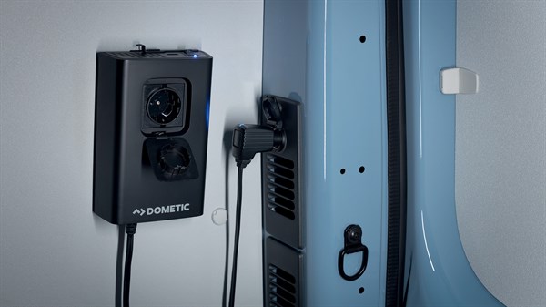 12 V na 220 V pretvornik za napajanje električnih naprav v vozilu Renault Trafic Van.