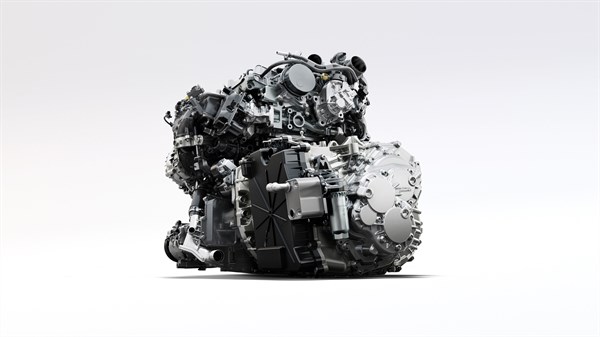 Na belem ozadju je prikazal dizelski motor vozila Renault Trafic.