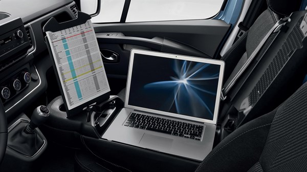 Mobilna pisarna z delovnim prostorom v notranjosti vozila Reanult Trafic Van.