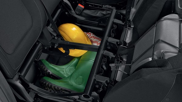 Notranjost Renault Trafic vozila z domiselnim prostori za shranjevanje.