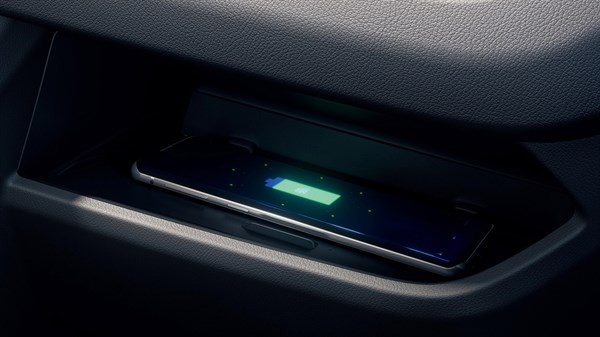Brezžično polnjenje mobilnega telefona v vozilu Renault Trafic Van. 