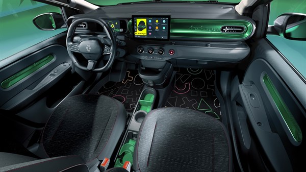 Notranjost vozila Twingo z volanom, sredinskim zaslonom, zelenimi detajli na armaturni plošči in odlagalnimi prostori v sredinski konzoli.
