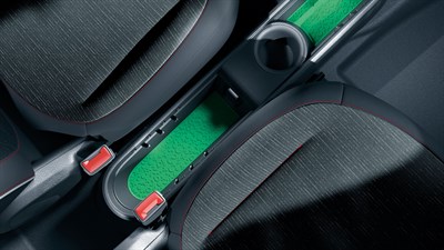 Pokrov sredinske konzole v notranjosti vozila Twingo.