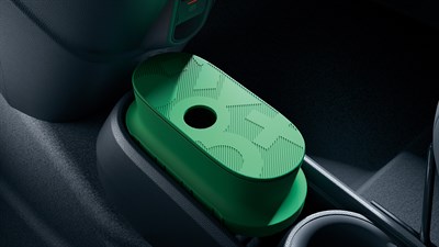 Detajl zelenega zaprtega odlagalnega predala v sredinski konzoli Renault vozila Twingo.
