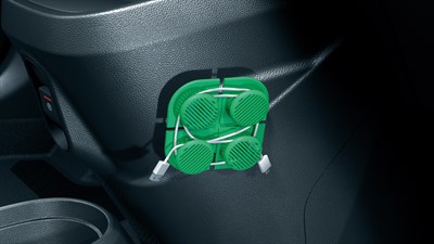Detajl dodatka YouClip v Renault Twingo z zelenim nosilcem za pritrditev kablov.