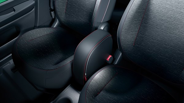 Notranjost Renault vozila Twingo s sredinskim naslonom za roko med sprednjima sedežema.