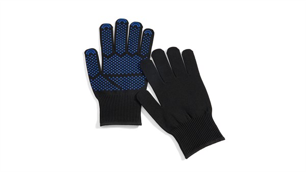 Par črnih rokavic z nedrsečimi pikami na dlani za boljši oprijem pri rokovanju s polnilnim kablom.