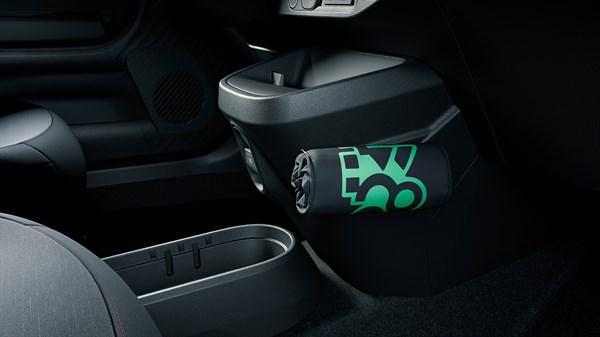 Notranjost Renault Twingo z zložljivo nakupovalno torbo, pritrjeno na sistem YouClip za sprednjima sedežema.