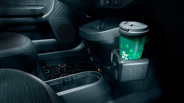 Notranjost vozila Twingo z držalom za pijačo YouClip, v katerem je skodelica, ter odlagalnim prostorom v sredinski konzoli.
