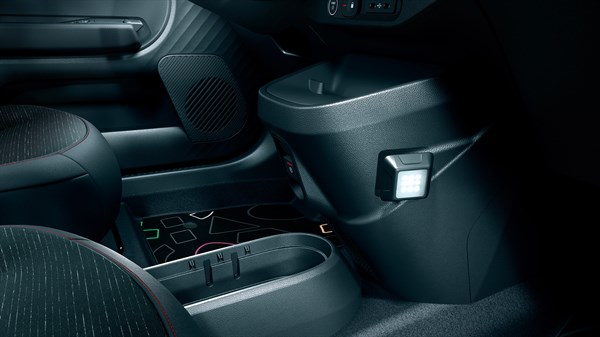 Notranjost vozila Twingo z LED lučko YouClip, pritrjeno na sredinsko konzolo za sprednjima sedežema.