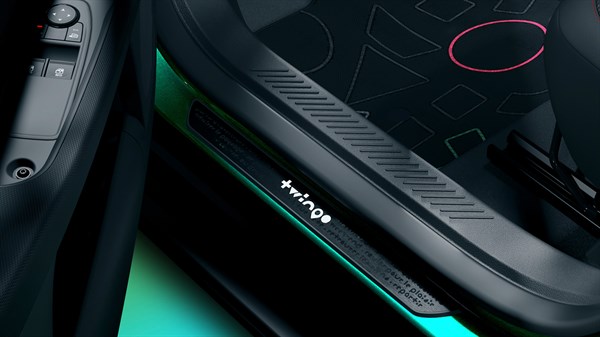 Osvetljena vstopna letvica na pragu vrat Renault vozila z napisom "twingo".