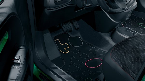 Notranjost vozila Twingo z tekstilno talno preprogo z barvnimi vzorci in vidnimi pedaloma.