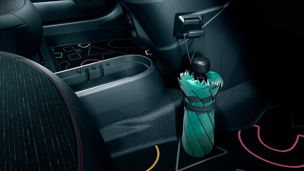 Notranjost Renault Twingo s kavljem YouClip, na katerem visi zložen dežnik.