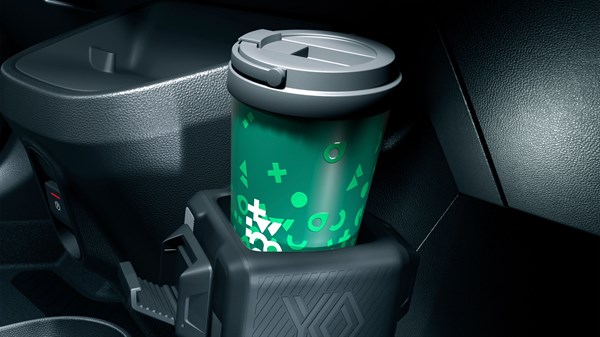 Detajl držala za pijačo YouClip v notranjosti Renault Twingo, v katerem je skodelica s pokrovom.
