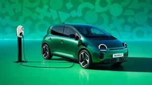 Zeleno Renault vozilo Twingo E-Tech electric, sprednji pogled, na zelenem studijskem ozadju priključen na polnilnico.