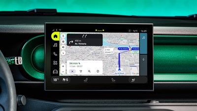 Zaslon multimedijskega sistema v vozilu z navigacijo Google Maps in prikazom načrtovane poti.