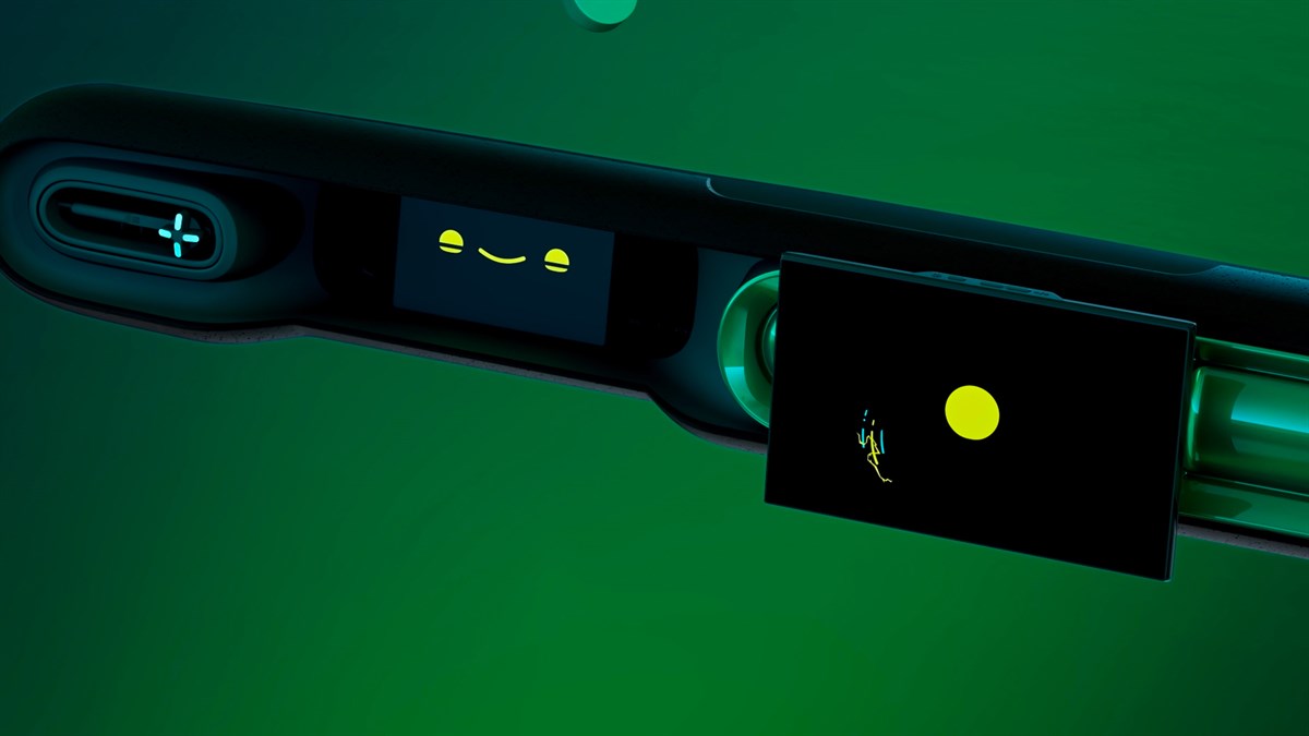 Detajl armaturne plošče vozila z majhnim zaslonom z narisanim obrazom in osrednjim zaslonom z animacijo.