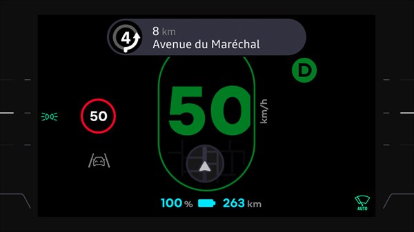 Digitalni prikazovalnik v vozilu s prikazom hitrosti (50 km/h) in navigacijskimi informacijami na vrhu zaslona.