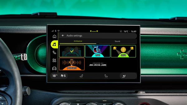 Zaslon multimedijskega sistema v Renault Twingo z menijem nastavitev zvoka in izbiro zvočnih kulis.