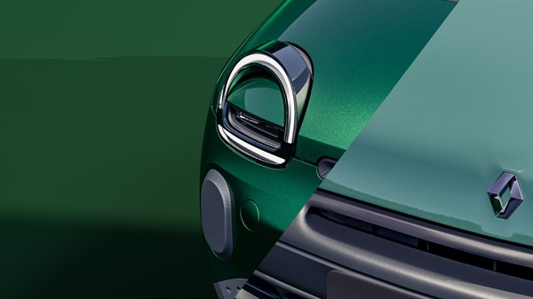 Detajl sprednjega dela zelenega Twingo, bližnji pogled na žaromet, masko in Renault logotip.