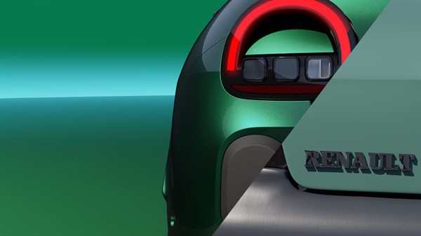 Detajl zadnjega dela zelenega vozila Twingo, bližnji pogled na zadnjo luč in napis Renault.