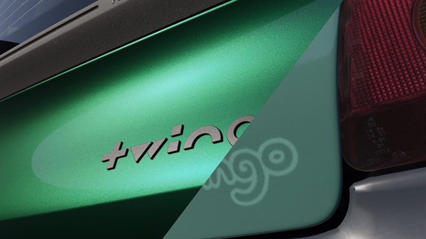 Detajl zadnjega dela zelenega vozila Twingo, bližnji pogled na napis "Twingo" ob zadnji luči.